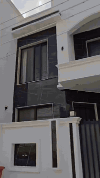 دار للبيع 
بيت للبيع 
للبيع بيتين تونات – بناء حديث في مجمع الضباط السكني / شارع المطار

المواصفات:
 • عدد البيت: 2 (تونات)
 • المساحة: 100 م² لكل بيت
 • عدد الطوابق: 3 طوابق لكل بيت
 • الواجهة: 6.75 متر
 • النزال: 14.82 متر
 • نوع الأرض: زراعي – سند 25 مشمول بقرار التطويب
 • عمر البناء: سنة واحدة فقط
 • جميع الطوابق مكسوة بالمرمر الفاخر

التقسيم الداخلي:
 • مطبخ
 • صالة
 • هول
 • 4 غرف نوم
 • 3 حمامات

مميزات العقار:
 • يقع في مجمع الضباط السكني خلف جامعة المشرق – شارع المطار
 • المجمع محاط بسور ويوجد سكيورتي للدخول
 • تتوفر كافة الخدمات: ماء، كهرباء، مجاري، تبليط

سعر البيت الواحد :-  225,000,000 دينار .
ملاحظة : كل بيت يحتوي على بردات وكاونترات وسبالت جديدة ثابتات .

للاستفسار والتواصل:
أبو ياسر – ***********
