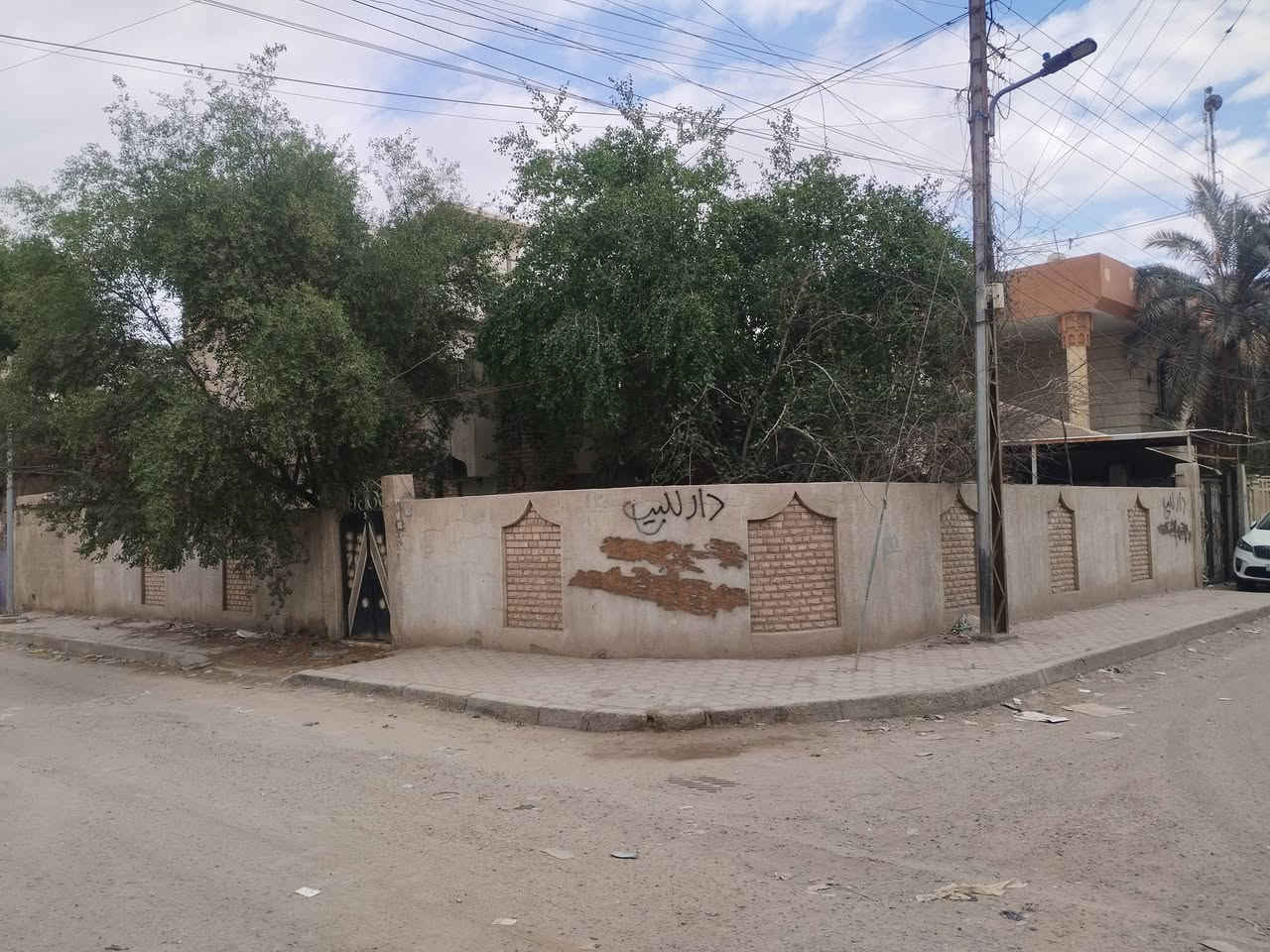 السلام عليكم
بيت ركن للبيع في الطويسة فرع جامع علي الهادي ع 
خلف مطعم الكلحه يبعد عن الشارع الرئيسي 50م 
طابو صرف المساحه 338م للاتصال ***********
