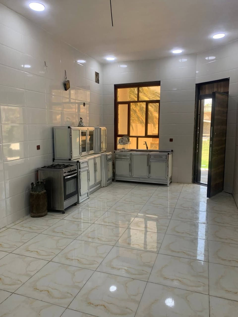 البيع دار مساحه 1120 وجها 17ونص 
بناء جديد وحديث 
يحتوي 
صاله ومطبخ 3 غرف نوم وخدمات 
طابو زراعي سند 25اصولي تحويل 
مباشر 
منطقه الدوانم مقابيل سويب 
خدمات كامله مي تبليط كهرباء 
اتصال ع ارقام 
***********
***********
***********
