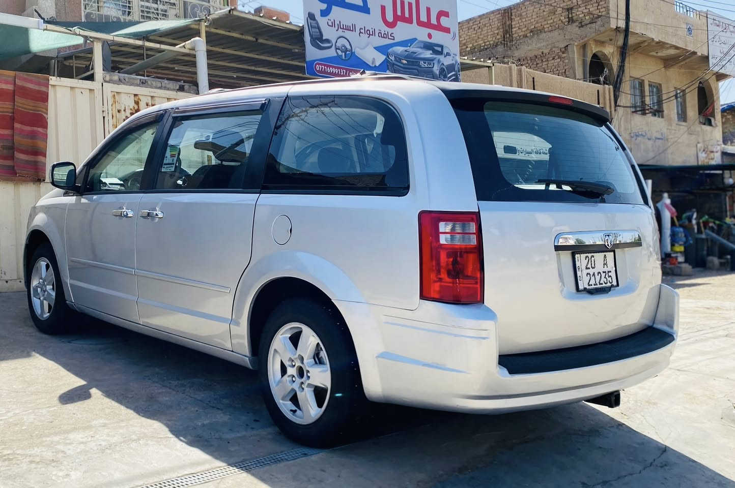 السلام عليكم 
للبيع دوج كرفان 2009 sxt سيارة جديدة مكينة 3,800 محرك وكير جدد حادثها الجاملغ الامامي الايمن مبدل بدون لغود ومصبوغة حزام درجة اولى تبريد 3 قطع ثلج وتحكم منفصل ومنظومة كاملة كلها جديدة صدر خلفي وامامي وتخم تاير كله جديد بيبان كهرباء فرس سقف وفرس ارضي كشنات بلع ومنفصل هوك خلفي مكاني بغداد الحسينية 
للأستفسار: ***********
السعر : 108 وبيها مجال قليل
