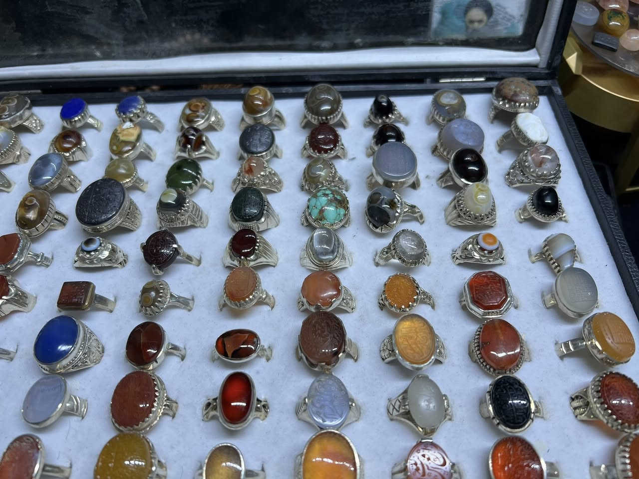 مجموعة محابس العدد 100 شلع 

صياغات يدوية925

الشراي***********

المكان بغداد حي اور 

توصيل ماعندي
