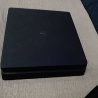 بلي ستيشن 4 سلم ياباني مامفتوح ولا داخل اي صيانه مع جوستك اصليه ومحدث ...