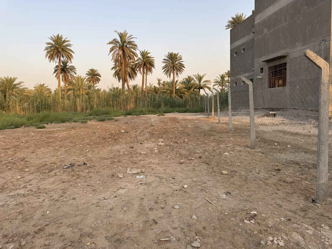 السلام عليكم ارض طابو زارعي سند 25 المساحه 400 متر مسيج خلف دئرات الكهرباء 

كافه الخدمات متوفره وبنص الولايه 
***********
