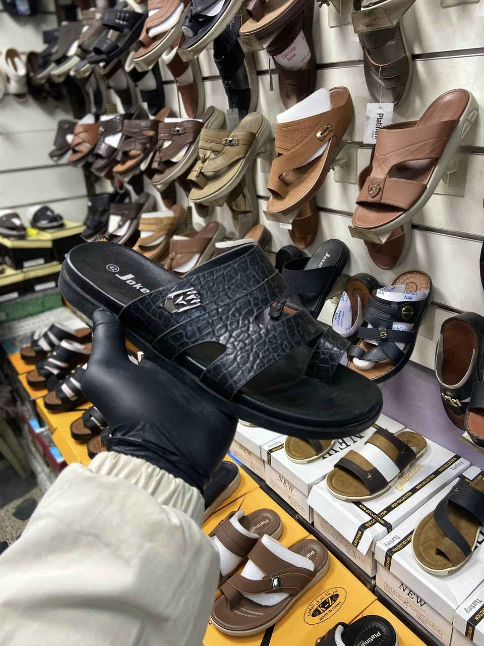 السلام عليكم 
بعد انقطاع طويل عدنا. اليكم ب احدث الموديلات للشحاطات الجوكر والبلاتينوم والنيترو 
جميع انواع الشحاطات 

السعر السابق:20000الف دينار 

السعر الحالي:10000الف دينار فقط 

عنواننا :الفلوجه السينما القديمه مقابل معرض الكبيسي

عامر البحر للاحذيه الرجاليه 

زورونا ستجدون اجود انواع الشحاطه الرجالي


**إذا كنت صاحب هذا الإعلان وتريد حذفه لأي سبب، رجاءا أرسل رسالة إلى الدعم الفني**