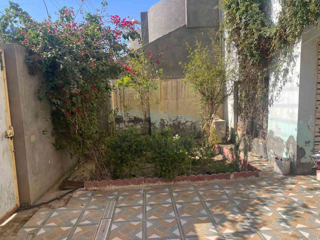 للبيع الموقع نهايه شارع ملجه العلويه اول فرع على ايدك اليسره قرب جامع أهل البيت ع مطلوب مبادره 45مليون التسديد كل شهر200 يحتوي الطابق الارضي على 2غرف واستقبال وصاله وصحيات خارجيه وداخليه ومنور ومطبخ حرفtوساحه وحديقه والطابق الثاني يحتوي على 2غرف نوم وصاله على كبر البيت ودرج وبيتونه وسطح كامل البيت بنهاء2015ومرمم بال2025 للاستفسار الاتصال***********
