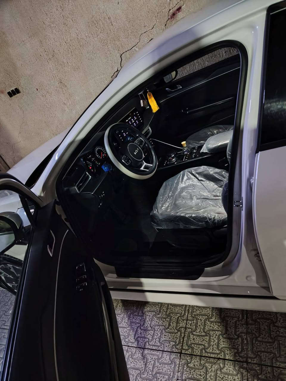 كي فايف 2023 فول مواصفات ما عده الفتحه السياره خليجي رقم بغداد  تشغيل عن بعد  الساره ما ناقصه اي شي  السياره احلا من الصور  السياره ماشيه 33   قابلا الزياده السياره نضامين  هاربد وبانزين  مكاني بغداد ابو غريب الحصوه النصر وسلام  السعر 220 وبيه مجال لطيبين  رقم الهاتف ***********
