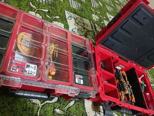 عدة متكاملة نظافة ألف بلميه الصندوق متكون من طابقين الصندوق حجم الكبير 60سانتيم ضد الماء وضد الغبار وضد الكسر تواصل عرقم *********** السعر 250 الف
