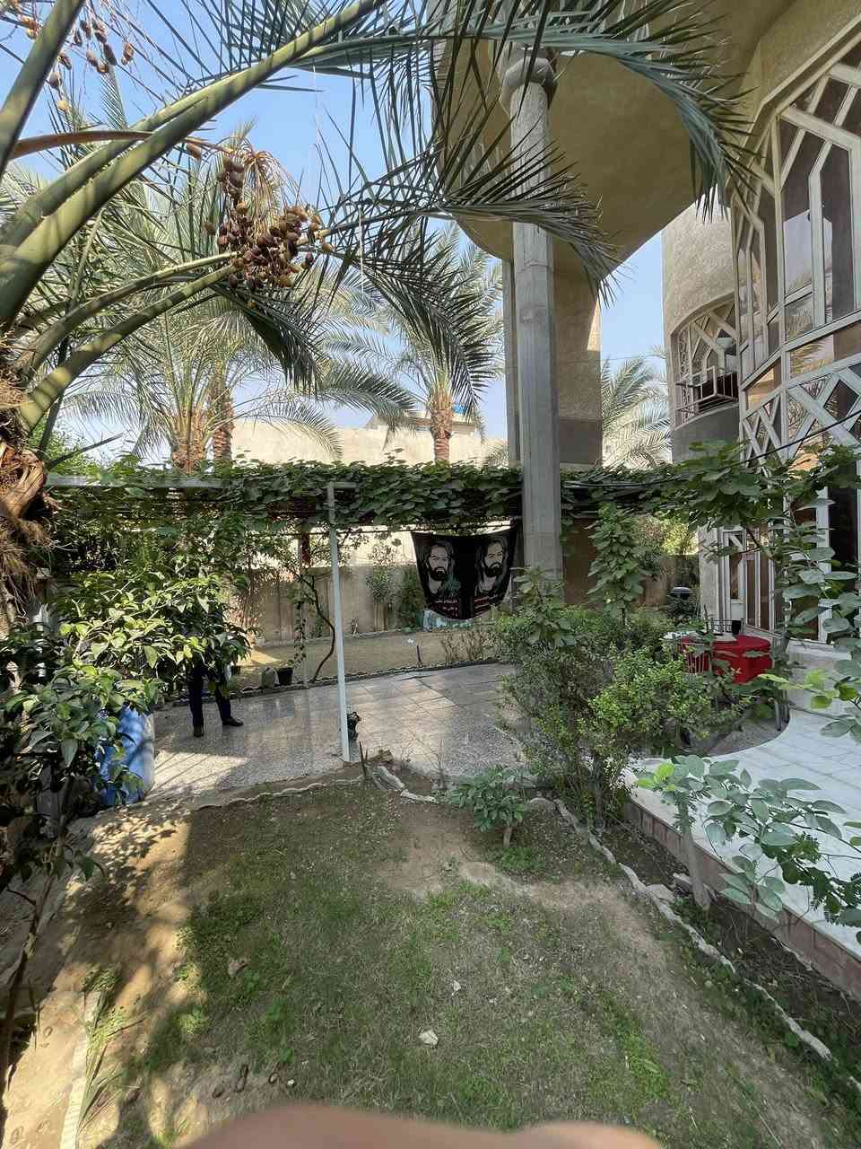 دار للبيع طابو ملك صرف
مساحة البيت 300 م
واقع حال 400 تشجير جانب البيت 100 م

كراج يكفي سيارة 

الطابق الارضي 
استقبال +هول داخلي +مطبخ + غرفة نوم + صحيات+
ترك خلف البيت

الارضية مرمر 
 
الطابق الثاني 
غرفيتين سويت وغرفة عادية + ٢ غرف صغار 

الطابق الثالث 
غرفة + بيتونة 
ومخزن صغير بالسطح 
السعر ٨٥٠ مليون 
العنوان 
منطقة ال un في البلديات المربع الذهبي 
للاستفسار  ***********
