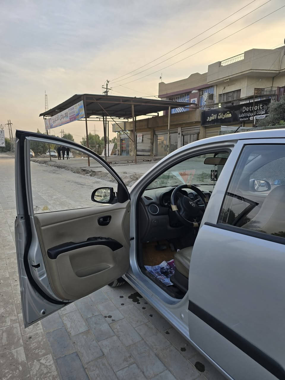 هونداي i10.   ٢٠١٥  السعر ٩٣ ورقه و بي شويه مجال ماشيه اقل من ٢٠ بالضبط ١٩٧١٠ كيلو متر مكفوله من الصبغ و البارد و المكينه و الكير تخم تاير جديد شاشه مع كامرة خلفية التحويل ثاني يوم .... السيارة ابدا ما متعوبه و الكشر نظيف ما بي شخط محرك ١٢٠٠ الاتصال *********** علي
