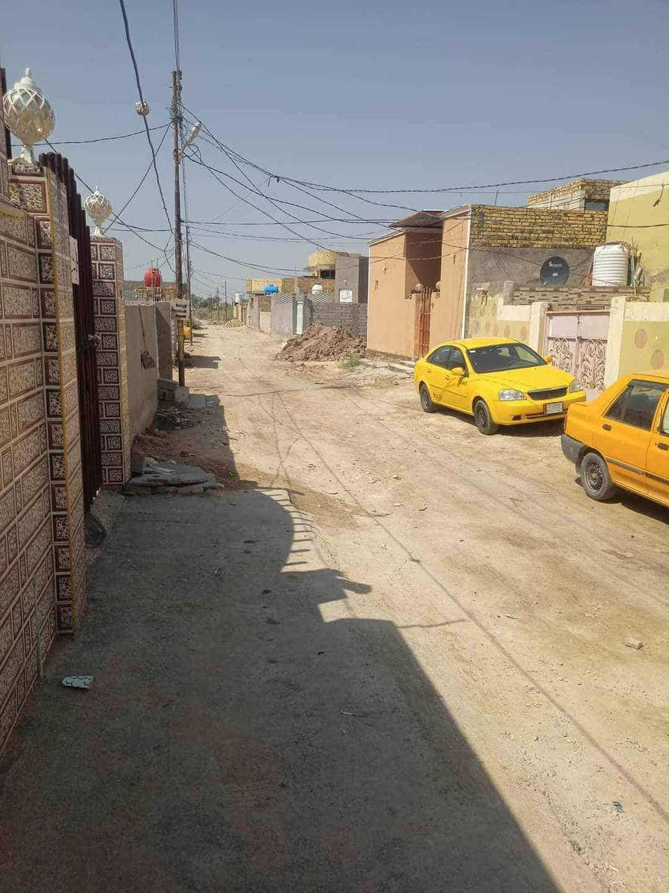 السلام عليكم بيت زراعي للبيع على طريق السنيه خلف معمل الكاشي مباشره مساحته 200 م  البيت عله شارعين التبليط بالباب يحتوي على غرفتين وصاله ومطبخ وصحيات للاستفسار الاتصال على الرقم ***********

