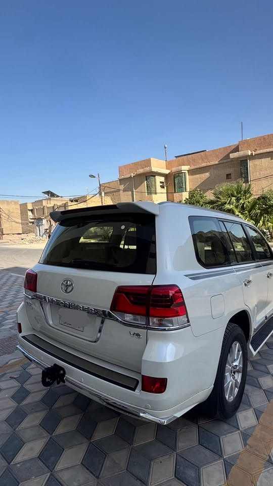 السلام عليكم
لاندكروز 2018 gxr وايت ادشن ساز اصل  6 سلندر 
فتحة سقف 
تشغيل عن بعد 
ثلاث شاشات 
تبريد منفصل 
كشنات كهرباء
كشنات جلد 
حساسات امامي خلفي 
ومواصفات الوايت ادشن معروفة 
الممشى100 الف حقيقي فحص وين متريد 
كفالة عامة من كلشي 
رقم بغداد بأسمي 
سيارة نظيفة جداً مال جناي احلى من الصور 
مكانها السماوه 
السعر470 
للأستفسار  ***********
الشراي يتصل ويتدلل
