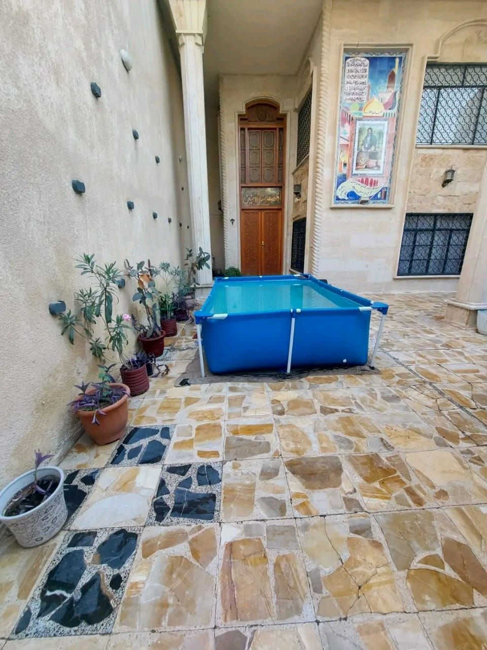 يوجد بيت للبيع 
الكاظمية دور الضباط قريب من شارع العام ٦٠
الفرع الاول لمركز العقم
مساحة ٣٠٤ متر  
البناء نظيف جدا 
بيت بناء مسلح وحجر طبيعي 
واجهة البيت ١٧ متر 
طابقين ونص 
يحتوي على ٦ غرف نوم
ومطبخ وصاله وهول واستقبال كبيره 
٤غرف مخزن و٤ صحيات و٢ مناور
للتواصل اتصال فقط الرقم ‎***********
