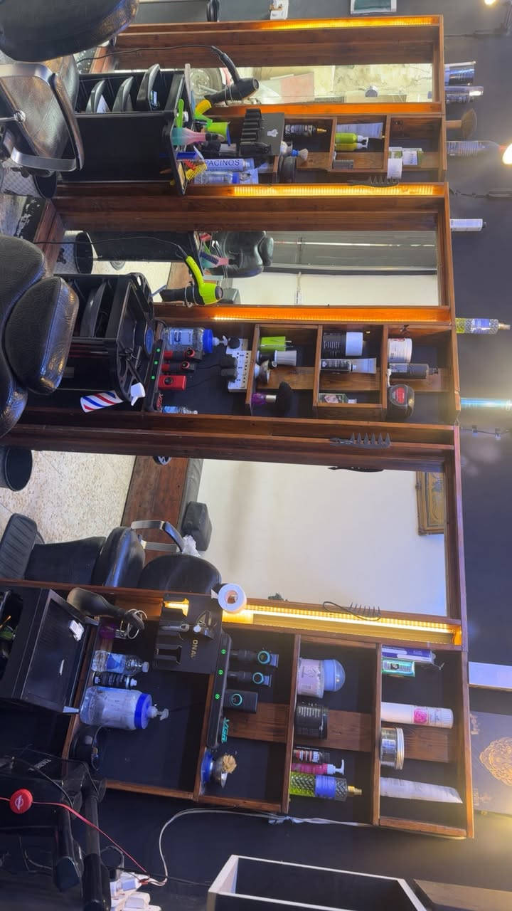 مري + رفوف للبيع خشب نظيفه 
ثلاث قطع كل قطعه ب75هيه ورفوفها
مكاني الاعظميه 
تواصل عل الرقم 
***********
