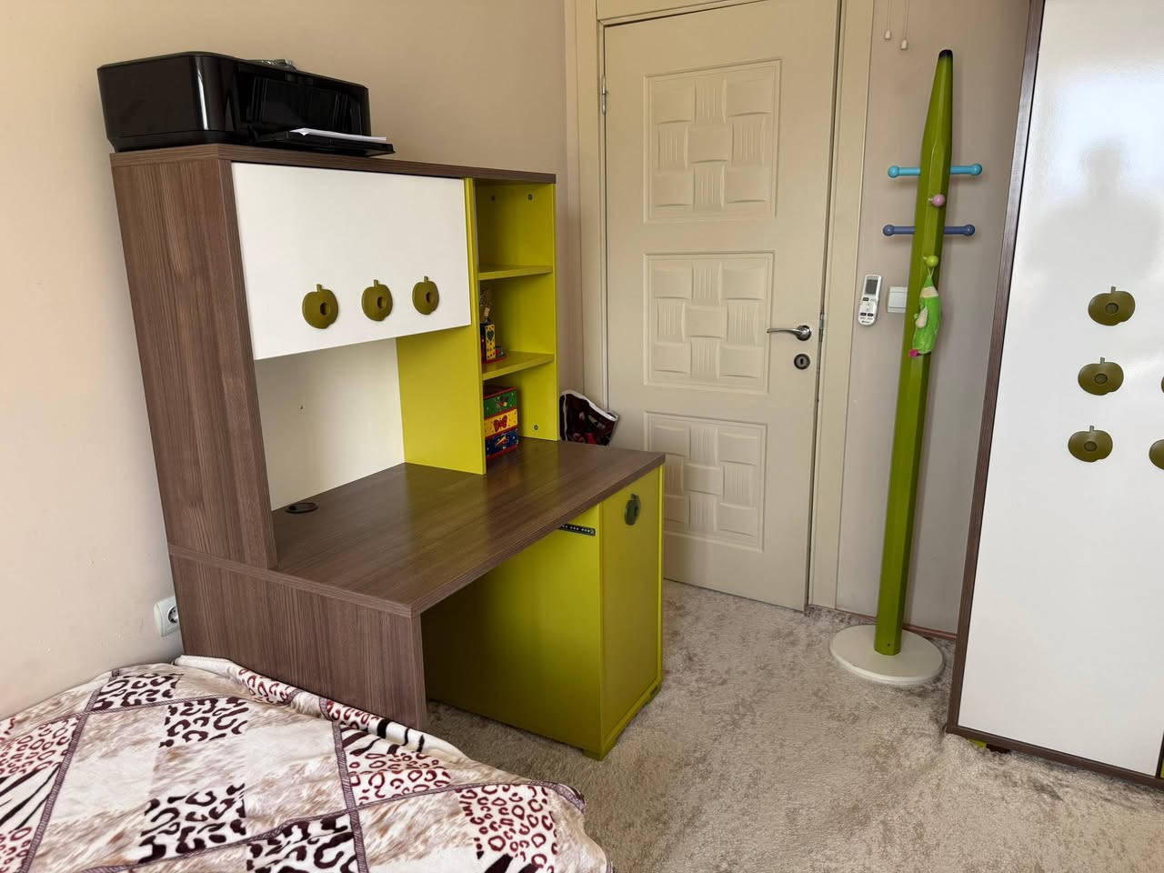 السلام عليكم
غرفة نوم شبابي ٨ قطع ماركة استقبال غرفة كلش نظيفة بدون دوشك
سعر ٣٠٠ دولار 
مكان دهوك 
***********
