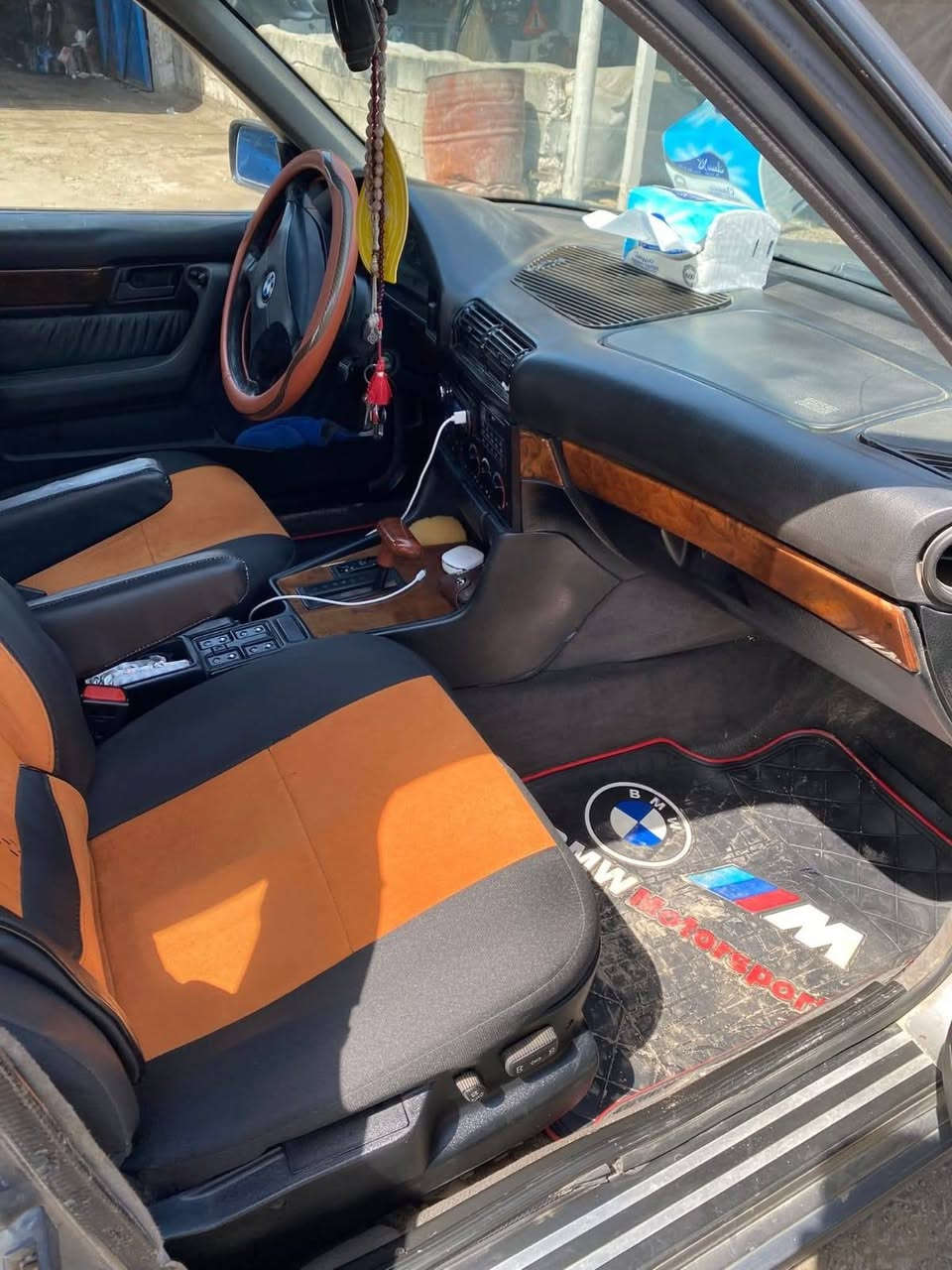 سلام عليكم، بي ام اللبيع
سنوية لل ٢٠٣١
صدر خلفي جديد مع الدبل و لوي وقواعد 
صدر امامي منتهي تعبان
مكينة وكير ألماني جديد صار سنة 
تبريد شغال 
مروحة عاصفة جديدة
قاعدة فيتبم حاوية 
راديتر جديد 
بيهة خياس ٢ من جوة الدوس قليل جدا جدا 
السيارة بدون ضربة سعر $50 وبيه مجال قليل 
***********
