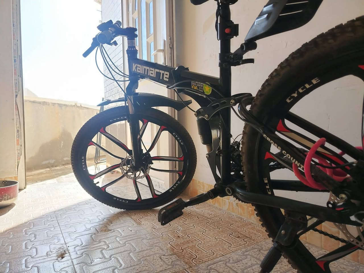 السلام عليكم 
باسكل للبيع جبلي 
حجم 26
دبلات ورا وكدم 
كير الأمامي3 والخلفي7
ينطوي باسكل غني عن التعريف 
السعر 100 وقابل للتفاوض 
للاستفسار الاتصال على الرقم *********** أو عل خاص
