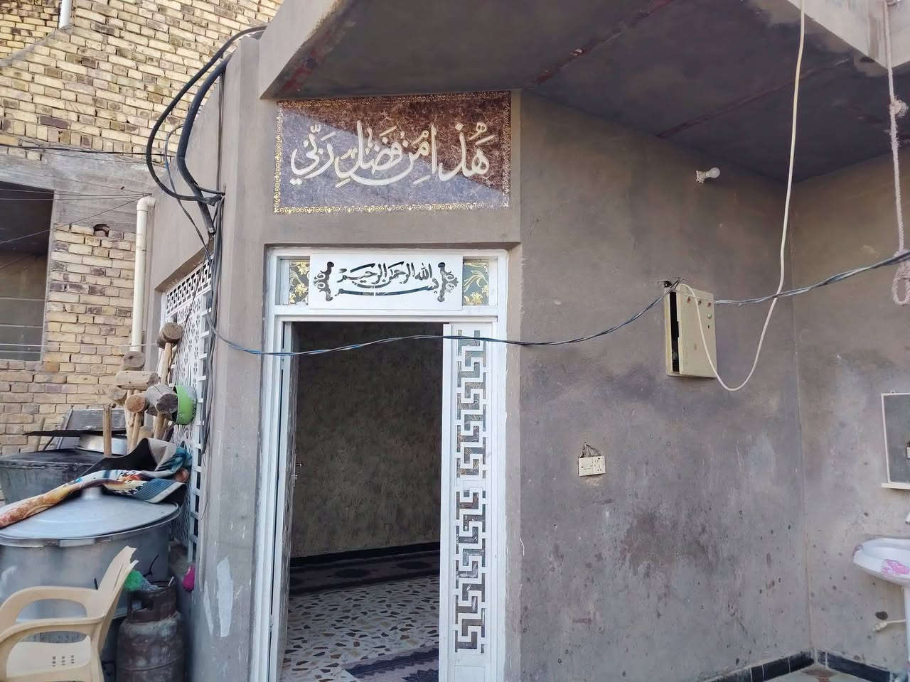 بيت 200 متر لبيع يناء حديث غرفتين وصاله وبراني ومطبخ وغرفه فوك جاهز بناء 2022 حي العسكري الثاني شارع المستوصف شارع ابو عماد النجار سابع بيت عن شارع العام سعر 135 وبي مجال ***********
