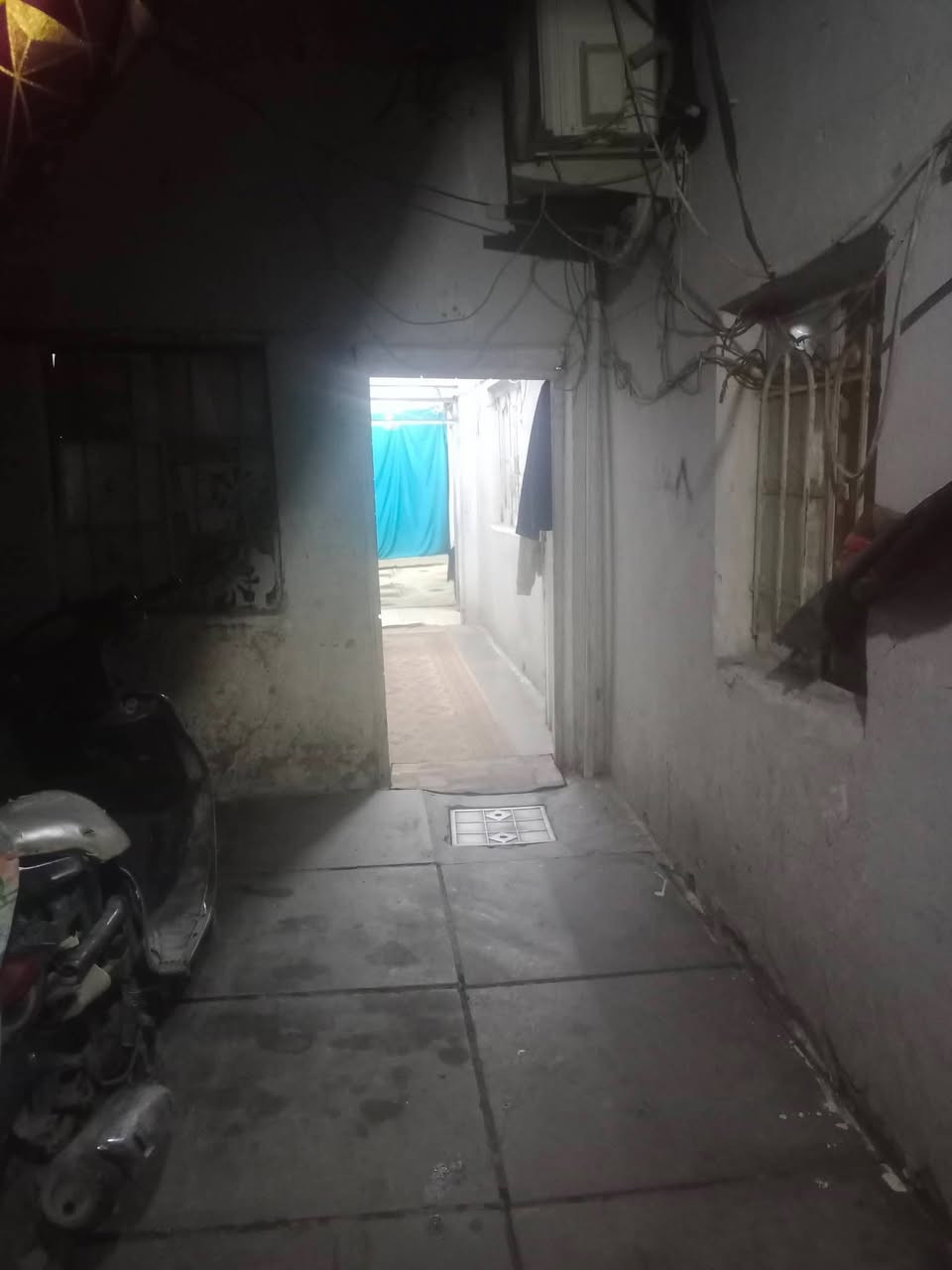 السلام عليكم اخوان بيت للبيع في الديوانيه البيت قديم مساحه البيت 150  الواجشيه ثمانيه النزال 19 شارع المواكب قرب جامع حجي هندي سعر البيت 160 وبي مجال رقم الموبايل***********
