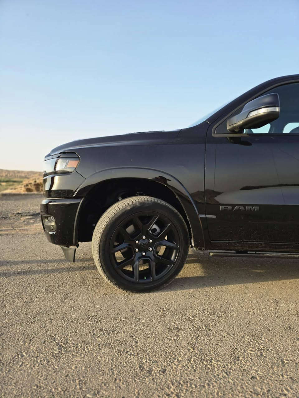 للبيع: رام لارامي 2025 (RAM 1500 Laramie) - ملك الطريق
الحالة: شبه جديدة (Zero/Clean)
اللون الخارج: أسود ملكي (Diamond Black Crystal)
اللون الداخلي: جلد أسود فاخر مع تطعيمات اللارامي المميزة
​✨ أبرز المواصفات والمميزات:
​المحرك: محرك Hurricane سعة 3.0 لتر Twin Turbo (قوة جبارة واستهلاك وقود أفضل).
​الشاشة: شاشة لمس عملاقة مقاس 14.5 بوصة تدعم Apple CarPlay و Android Auto.
​النظام الصوتي: نظام صوتي Alpine فائق النقاء.
​الراحة: مقاعد جلد (تبريد وتدفئة)، فتحة سقف بانوراما واسعة.
​الأمان: رادار، تحديد مسار، كاميرات 360 درجة، وحساسات أمامية وخلفية.
​الإضافات: جنوط مقاس 20 إنش، إضاءة LED كاملة، وعتبات صعود كهربائية.  رقم أربيل كامل مكمل؛؛؛ مكان السيارة كركوك  للاستفسار عن السيارة والسعر  اتصال على هذا الرقم ***********   ماموجود بالخاص
