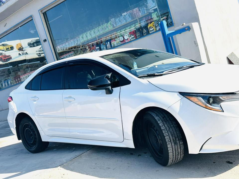 السلام عليكم ،،
كورلا ابيض 2024 LE
خروجيه صارله 3 ايام باسمي منفيس اربيل ..
السيارة اربع قطع فقط بدون دواخل ،،
عدد المسافات 18 الف فقط ماشية ،، 
السعر 125$ وبيه مجال 
الداخل لونين السيارة حلوه حيل 
رقم الشاصي 5YFB4MDE6RP157478
رقم الهاتف ***********
