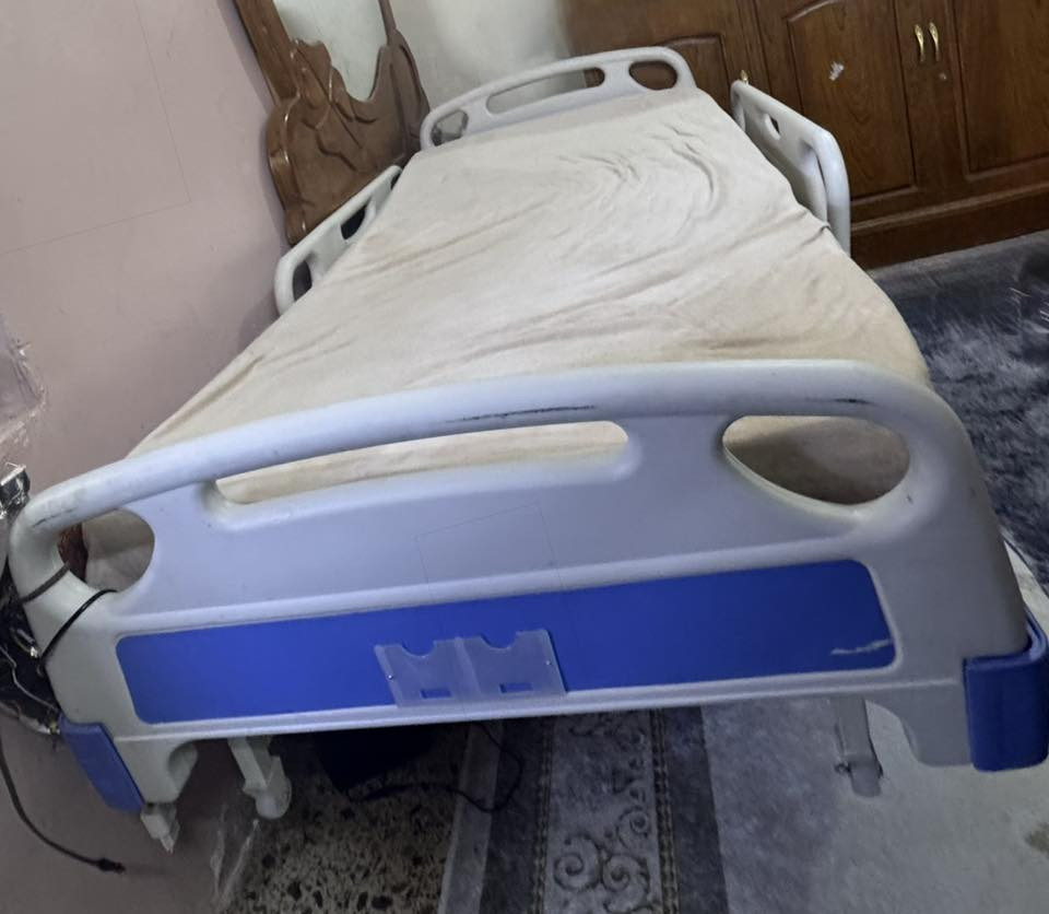 بيع سرير طبي مستخدم (بحالة ممتازة)
التفاصيل:
• نوع السرير: سرير طبي احترافي مزود بجوانب حماية قابلة للتعديل.
• الحركة: يحتوي على عجلات مزودة بمكابح (Locks) لسهولة التحريك والتثبيت. وتحرك الإجراء 

• الحالة: نظيف جداً وشغال تماماً (مثل ما موضح بالصور).

للتواصل والاستفسار: [***********]
