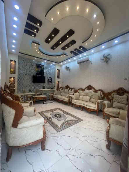 السلام عليكم 
بيت للبيع بحي بغداد المساحه 160 م 
الواجهه 8 م النزال 20 م الشارع 15م على خدمات الطابق الاول مطبخ  غرفه وصاله واستقبال  الطابق الثاني ثلاث غرف السعر 275 وبي مجال للاستفسار ***********
