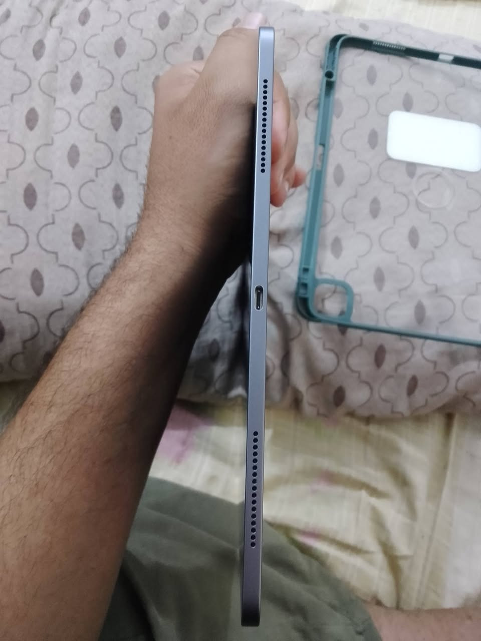 عندي ايباد برو ذاكره 256 اكبر حجم يعني عملاق حجمه 13 انج  نضافته 99% يشغل 120 فريم بالببجي مكاني بغداد زعفرانيه  سعره 600وبي مجال رقمي ***********
