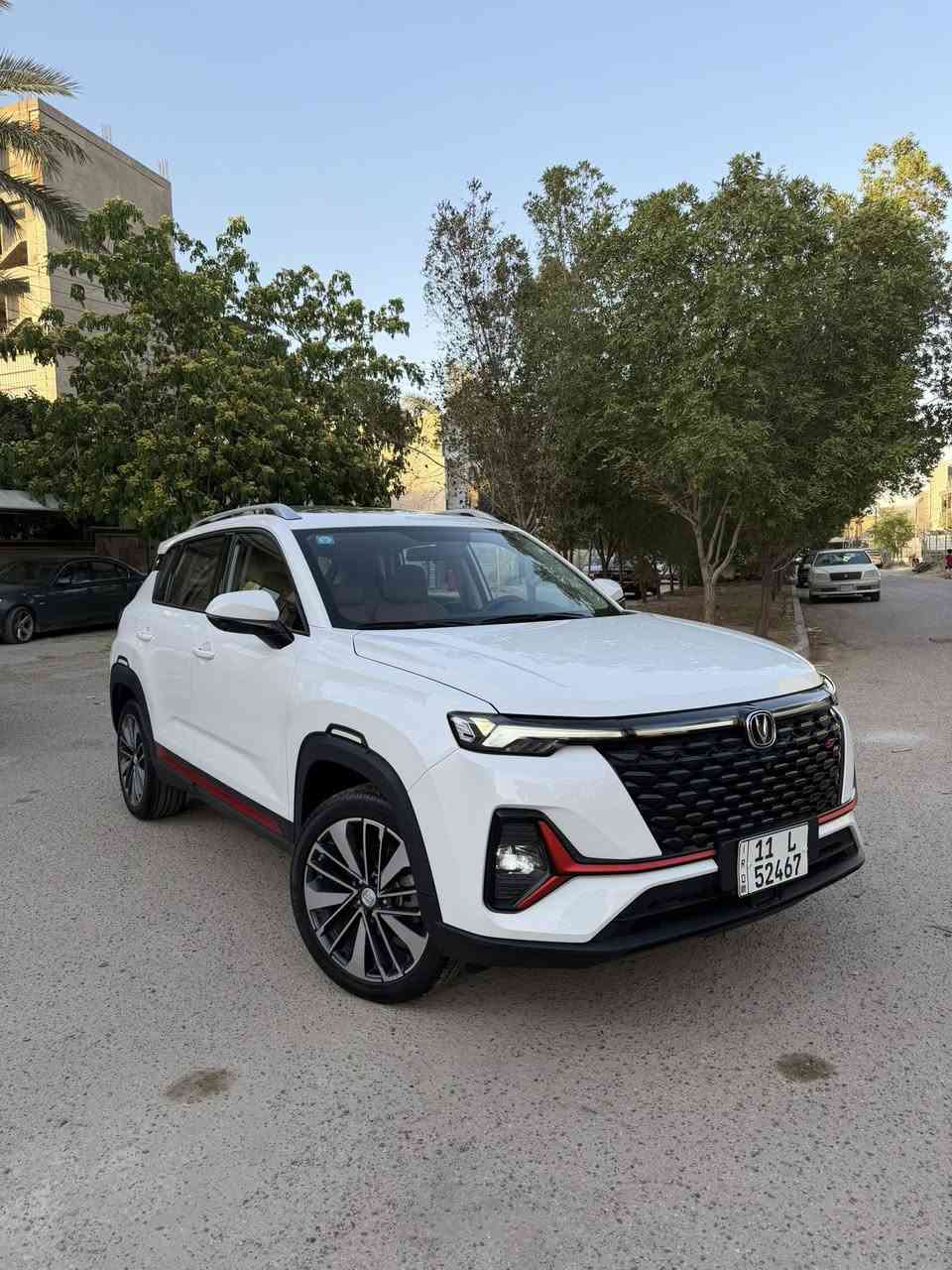 شانجان  cs35 بلس اعله مواصفات بحاله الوكاله
ماشيه 10 الف كيلو فقط باسمي حره تحويل ثانيوم
مكانه بغداد الكرخ

معروضة للبيع سيارة Changan CS35 Plus موديل2025الفئة الأعلى في مواصفاتها  بحالة الوكالة وتصميم عصري يجمع بين الرياضية والفخامة الاقتصادية.

​⚙️ المواصفات الميكانيكية والأداء:

​المحرك: 1.4 لتر تيربو (Blue Core) بنظام حقن مباشر GDI، يولد قوة 156 حصان.

​ناقل الحركة: أوتوماتيك 7 سرعات مزدوج القابض (DCT) أداء سلس وقوي.

​عزم الدوران: 260 نيوتن متر لإنطلاقة مميزة.

​اقتصاد الوقود: ممتازة جداً واقتصادية (خزان وقود بسعة 53 لتر).

​✨ المظهر الخارجي والرفاهية:

​فتحة سقف بانوراما بالكامل تعطي رحابة للمقصورة.

​إضاءة أمامية وخلفية Full LED بتصميم ثلاثي الأبعاد مع مستشعرات تلقائية.

​جنوط ألمنيوم مميزة مقاس 18 إنش.

​صندوق أمتعة خلفي ذكي (يفتح ويغلق كهربائياً بلمسة زر).

​💺 المقصورة الداخلية والتقنيات:

​مقاعد من جلد النابا الفاخر باللونين العسلي والأسود الرياضي.

​شاشة وسائط رقمية باللمس مقاس 10.25 إنش مجهزة بنظام الملاحة وربط الهاتف.

​نظام تكييف أوتوماتيكي مع فتحات تكييف خلفية وفلتر تنقية الهواء المتطور PM2.5.

​تشغيل عن بعد + زر تشغيل المحرك (بصمة) + فرامل يد كهربائية.

​🛡️ أنظمة السلامة والأمان (الأعلى في فئتها):

​كاميرات محيطية 360 درجة لكشف كامل الزوايا (رؤية عين الصقر).

​مثبت السرعة التكيفي (ACC) الذكي مع خاصية التوقف والتسارع التلقائي.

​نظام التحذير من التصادم الأمامي مع الفرامل النشطة للتوقف
 الطارئ.

شحن وايرليس

​نظام التحكم الإلكتروني بالثبات من بوش (BOSCH ESP 9.3).

​حالة السيارة: بحالة الوكالة جاهزه 100٪

​الضمان: [ تحت ضمان الوكالة]
 مهندس عبدالله
***********

