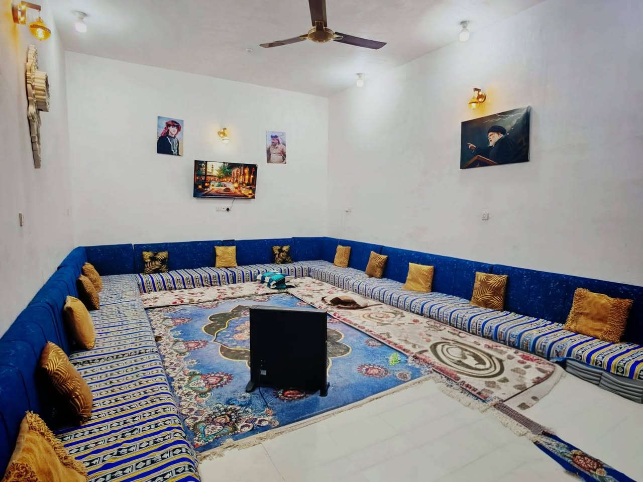 بيت للبيع مكان حي النفط ( مجمع البيادر) 

(مامطلوب حر)
البيت يحتوي على طابقين + شقه تشاريف + طابق ارضي كامل 
ويحتوي على صاله كبيرة مساحه  10× 6 + مجمع حمامات مساحه 2 ×5
ويحتوي على غرفه مساحه 5×5
ويحتوي على مطبخ مساحه 5×5
ويحتوي على منور مساحه 1×2
ويحتوي على براني مساحه 8× 4 ونص
ويحتوي سويت كبيره غرفه 4×11 + حمام داخلها 
ارتفاع البيت 3امتار و60 
طابق الثاني يحتوي على غرفه وحده سندويج مساحه 5×5
وغرفتان هيكل 
وصاله هم هيكل 
وشقه هيكل + تحتوي على درج وباب خلفي
شارع مبلط ومقابلينه خدمات 
مقابليه منتزه مستقبلاً 
ابحث عن بيت مراوس او بيع للتواصل على ***********
