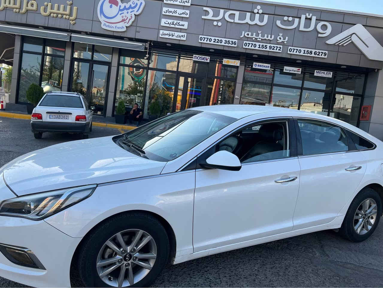 سۆناتا ٢٠١٧ سەیارەیەکی زۆر جایزە کیرو مەکینەی بەشەرتی ١٠ فیتەر مەکینەی نەکراوەتەوە سەیارەکە زۆرخاوینە ٨ سالە لای خۆمانە سەنەوی تا ٢٠٢٨تازەیە بەشەرتی تەحویلوو خەرامە سەیارەکە دووپارجەو پەلەیە بۆیاخی هەیە  
*********** السليمانية, العراق
