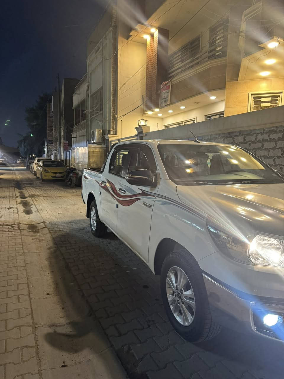 سلام عليكم
تيوتا هايلوكس 2020 كويتيه ماشيه74 سياره جديده مكفوله كفاله عامه حتى الدعاميات عدا بارد اقل من شبر بالباب موصفاتها معروفه رقم بغداد تحويل ثاني يوم 
مكاني بغداد 
ساحه عدن 
***********
