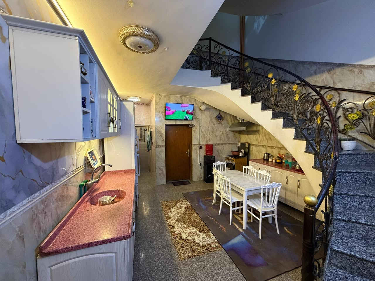 السلام عليكم اخون عندي بيت مساحة 98 بلسند واقع حال 119 متر واجهه 5 ونص  موقع البيت بغداد الجديده النعريه قرب مدرسة ابن سينا  عدد غرف النوم 3 وصحيات 2 
سعر البيت 245 
الاستفسار اكثر ***********
