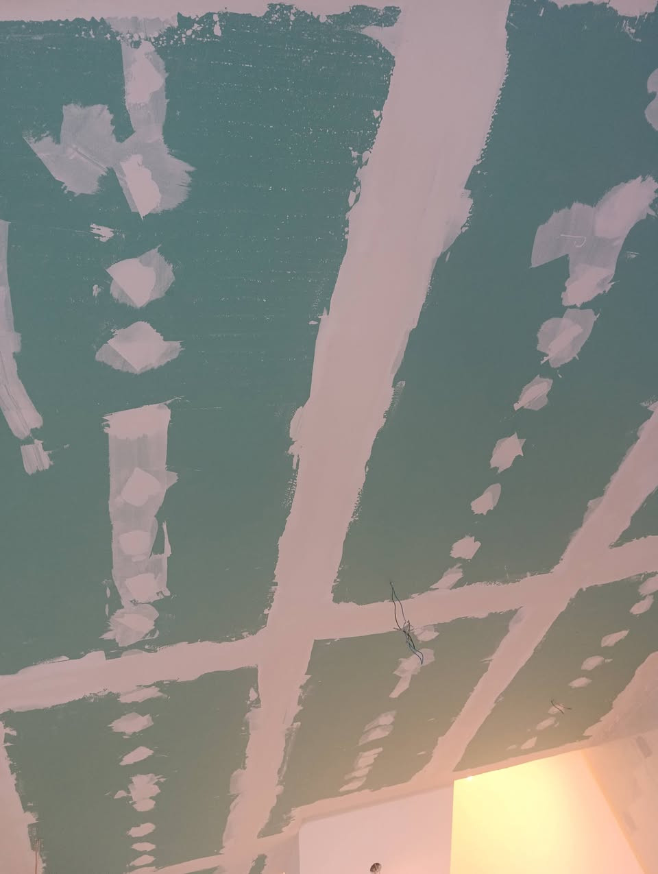 السلام عليكم عمار الصباغ لصبغ جميع الاصباغ الحديثة الداخلية والخارجية للاستفسار *********** واتساب
