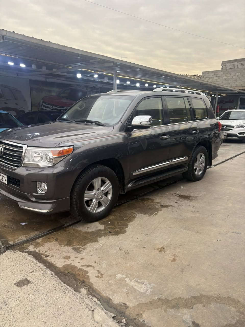 السلام عليكم سياره لاند كروز موديل 2013  صور السونر موجوده بيها فول موصفات السياره. السعر 300$ قفلها 
العنوان بغداد الجديده 
التواصل :***********
