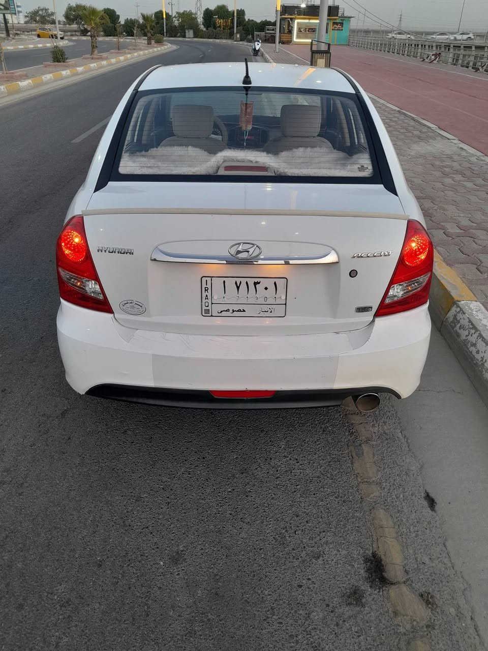 أكسنت موديل  ٢٠١١ بدون تنقيص ولا تبخير ماشية (  ٢١٨  ) الف معروف مواصفاته فتحه سقف وأشاير مري  .
بيها تكحيل أربع أصابع وبارد شبر وضربه باسكل خفيفه بطرف الجاملغ من الأسفل  .
سيارة بأسمي تحويل مباشر مكان رمادي شراي يتصل  
    ***********
