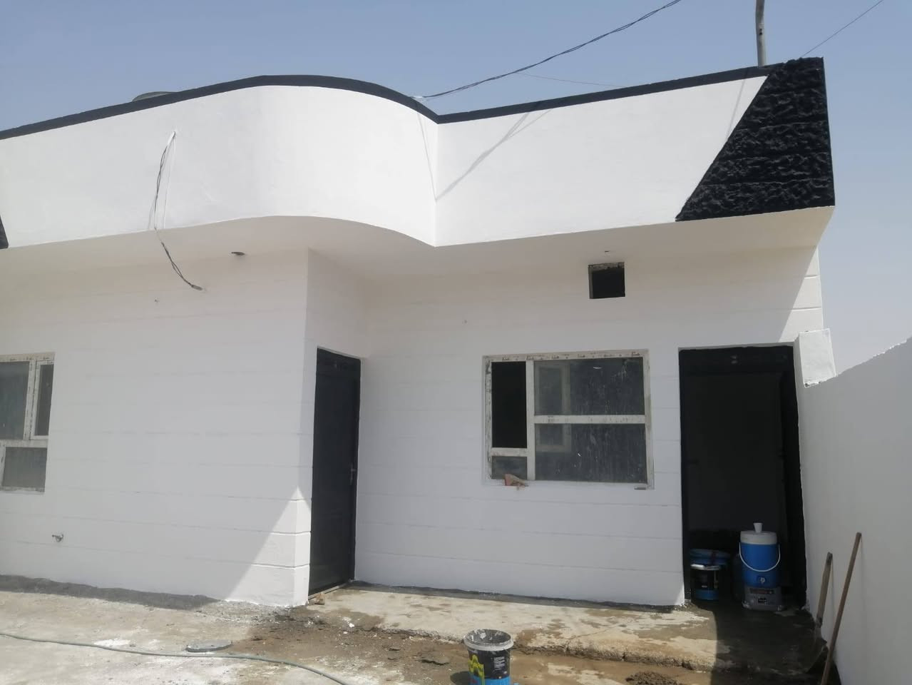 السلام عليكم اخوان بيت مساحه ٢٠٠ متر في منطقة الصياده قريب ع ملعب الخماسي كامل  خدمات ماء وكهرباء وشارع تبليط لبخ وصبغ جديد بيت جاهز  وسعر مناسب للاستفسار ***********_***********
