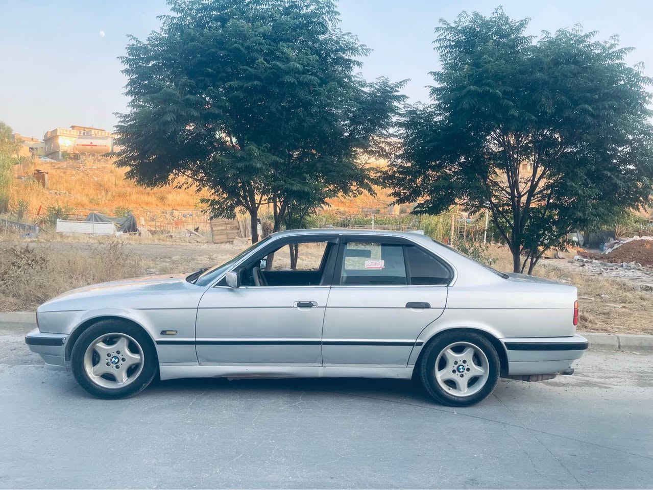 BMW 1992
٥٢٥ توماتیک بێ بۆیاخ 
ئارم پلاستیک بەشەرتی ئەوەلیات و غرامە 
 گێرو مەکینەو ئەکسل و تەقەو رەقە هەمووی بەشەرت
ژ.م:***********
*********** السليمانية, العراق
