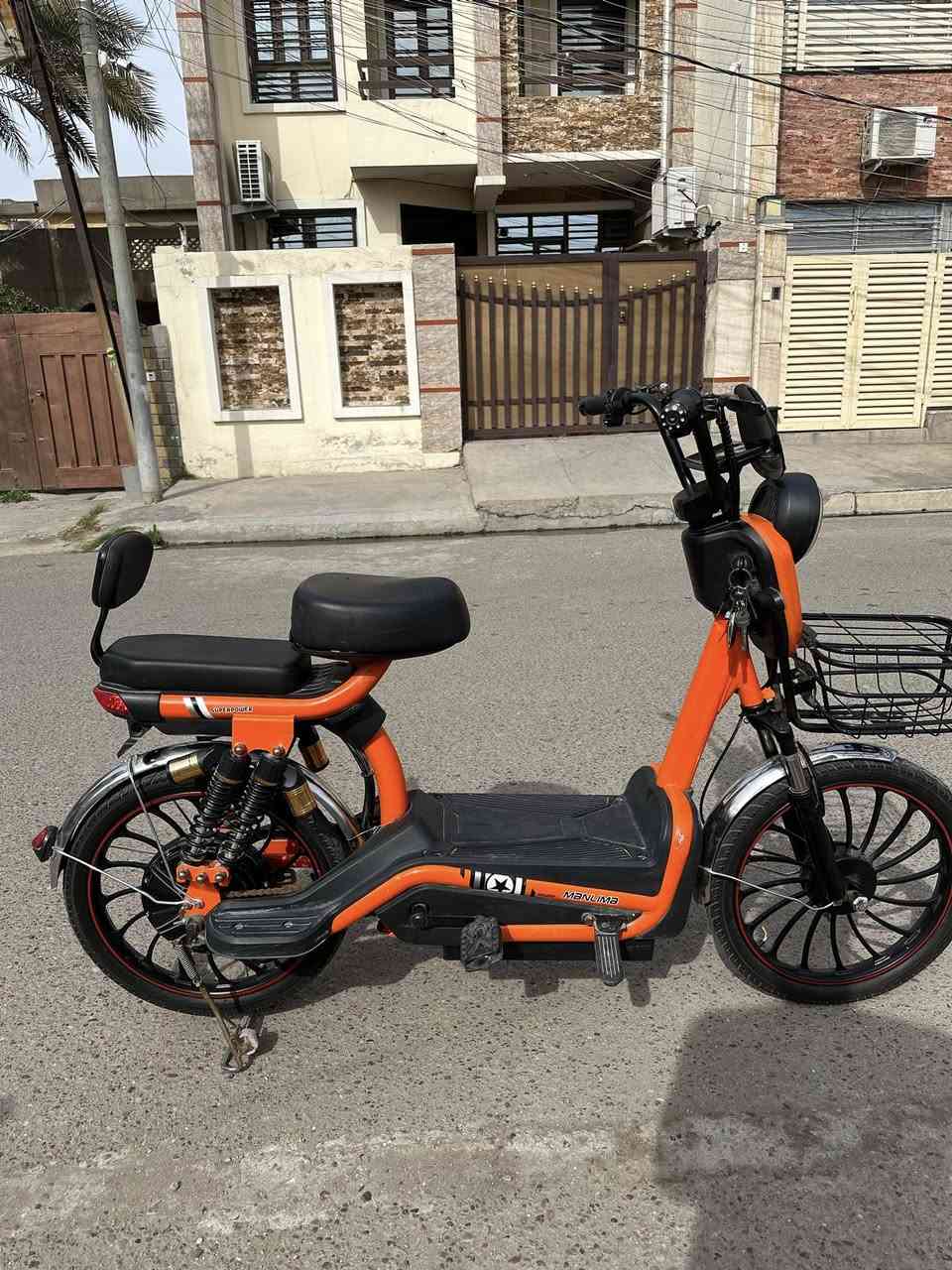 دراجة R10 للبيع
السلام عليكم دراجه R10 موديل 2024 
تجي 5 بطاريات كرافين جدد قبل شهرين بدلتهن ريان 
تمشيك 45 كيلو حقيقي بالشحنه الوحده
سرعتهه 50 كيلو 
تشغيل عن بعد 
جهاز انذار مانع سرقة
سويجين وياها وبصمتين 
السعر 350 وبي مجال حك الجيه 
مكاني بغداد الصليخ 
*********** واتساب
