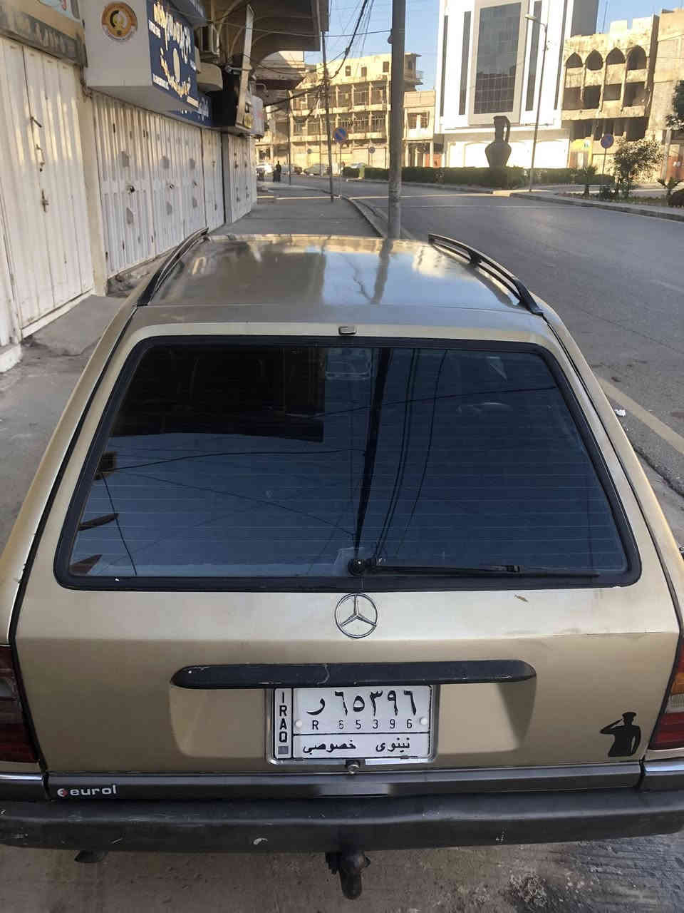 السلام عليكم للبيع او معارض حسب القناعة 
مارسدس استيشن 1989   
محرك 2400   4 سلندر 
كير توماتيك شرط 
طخم تايرات جدد 
سنوية بيضة 2027 
كوبون بانزين بيه 
السيارة مابية شي النضافة مثل ما موضحة
السعر 27 وبيه مجال للطيبين 
للاستفسار ***********
الموصل الايمن
