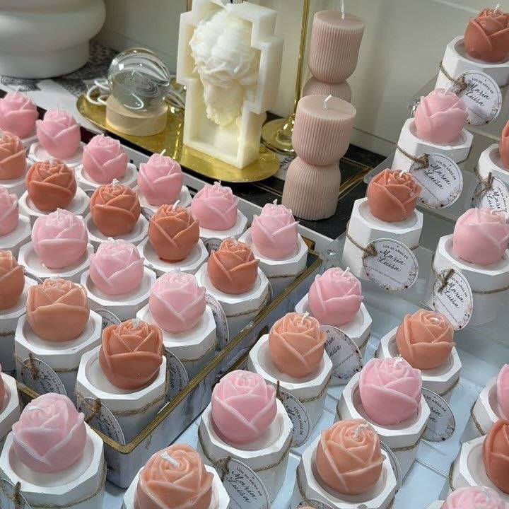 لأنهم الضياء الذي لا ينطفئ.. استقبلوا عيد المعلم بهدايا تليق بمقامهم! 🍎✨

بمناسبة قرب عيد المعلم، جهزنا لكم مجموعة "الوفاء" الحصرية التي تجمع بين رقيّ التصميم وجمال الطبيعة:

🕯️ شموع معطرة: مصنوعة من زيوت عطرية فاخرة لتضيف لمسة من الهدوء والسكينة لمكتب معلمك المفضل.
🪨 قطع حجرية مميزة: منقوشة بدقة أو بتصاميم طبيعية، لتبقى ذكرى تدوم طويلاً تماماً كأثر المعلم في نفوسنا.

🎁 العرض المميز:

بوكسات هدايا جاهزة (شمعة + قطعة حجرية).

إمكانية الحفر الشخصي (اسم المعلم أو عبارة إهداء) على الحجر أو الشمع.

ليكن إهداؤك هذا العام مختلفاً ومميزاً كتميزهم. 🤍

📍 للحجز أو الاستفسار، تواصلوا معنا عبر الرسائل 
🚚 يتوفر شحن لجميع المناطق.

#عيد_المعلم #هدايا_معلمين #شموع_هاند_ميد #أحجار_طبيعية #هدايا_فخمة #عروض_عيد_المعلم


**إذا كنت صاحب هذا الإعلان وتريد حذفه لأي سبب، رجاءا أرسل رسالة إلى الدعم الفني**