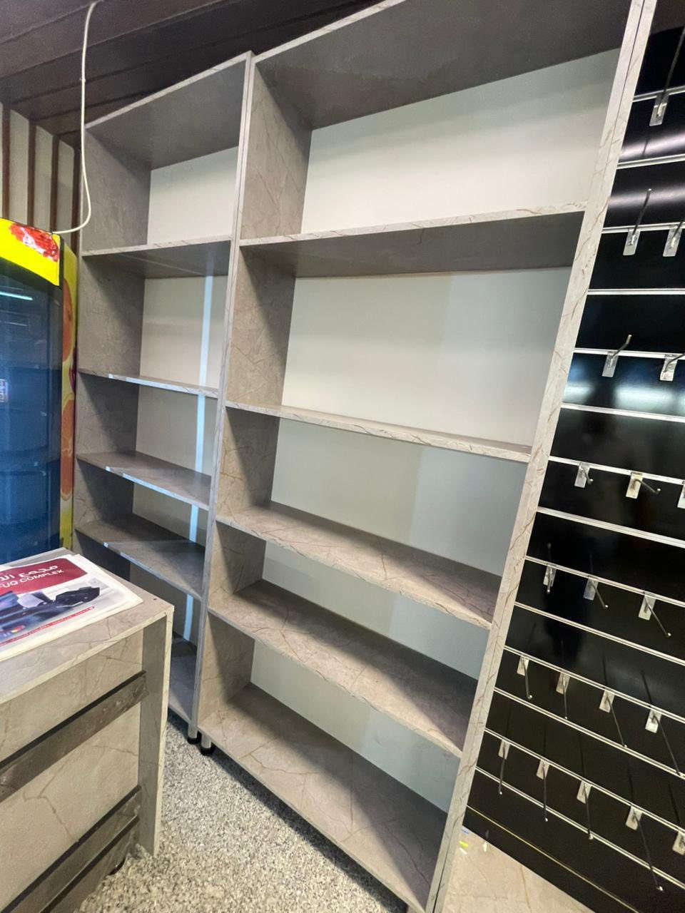 سلام عليكم فاترينات وعوارض مثل ممعروضات بل صور زجاجيات واضوية نضافة 80‎%‎ ينباعن قطع وشلعة وحده وسعر بل خاص الله شاهد جديدات ونضيفات كلللش ***********

