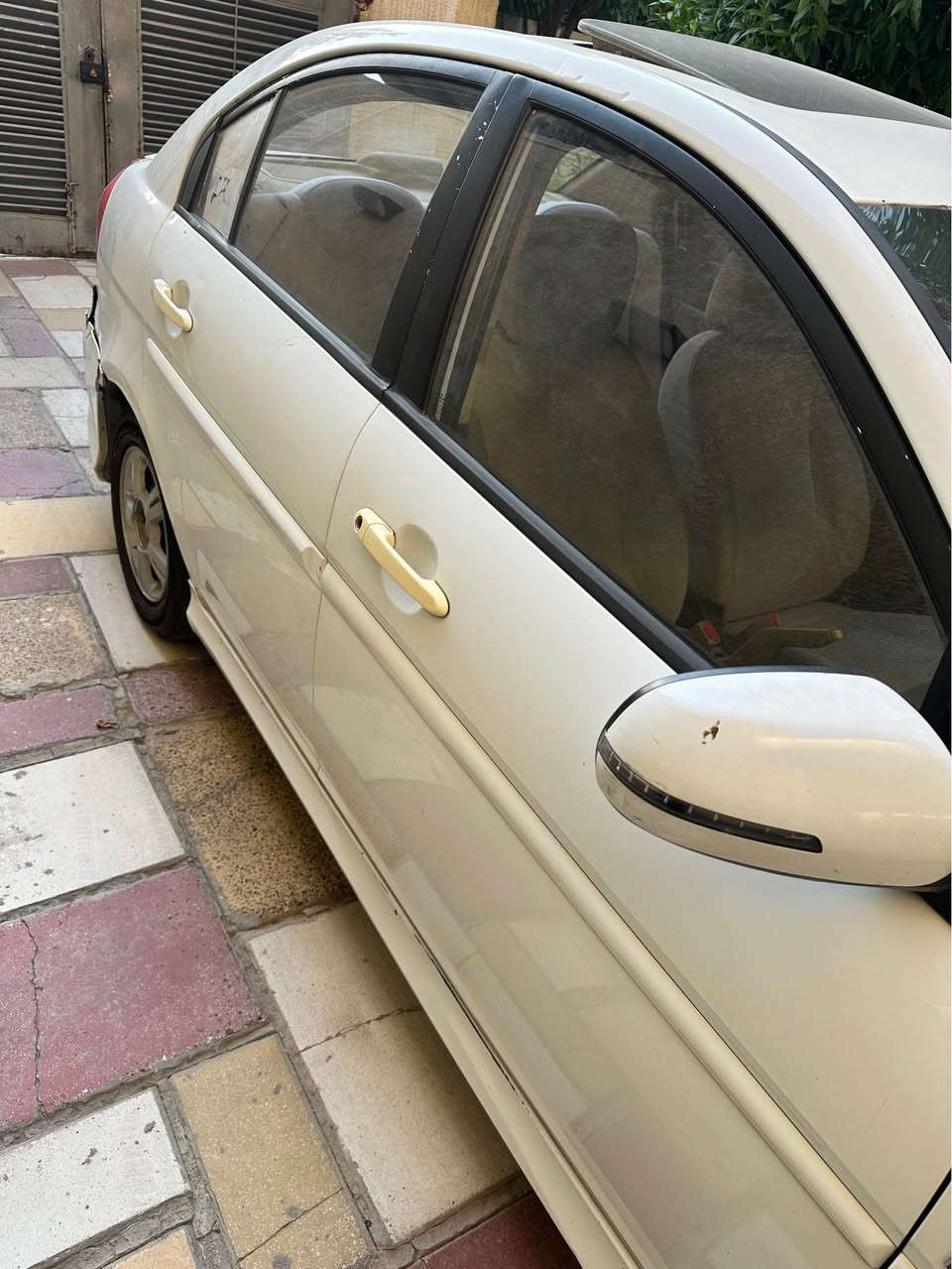 هونداي أكسنت 2011 للبيع
 رقم بغداد الجديد
* موديل: 2011
* محرك: 1600 CC
* كير: أوتوماتيك
* سلايد روف
* ويل كب
* الممشى: 230,000 كم
* اللون: (حسب الصور)
* باب خلفي مبدل نفس اللون

 الحالة:

* مكينة + كير + صدر + تبريد: ممتازة وجاهزة
* السيارة ما تحتاج صرفيات
* شغل يومي بدون مشاكل

 ملاحظات:

* يوجد ملاحظات على الكشر (موضحة بالصور)

السعر 85 ورقه 
 للاستفسار: *********** بغداد, العراق
