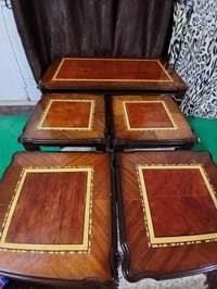 طاولة كبيرة • ٤ طاولات صغيرة