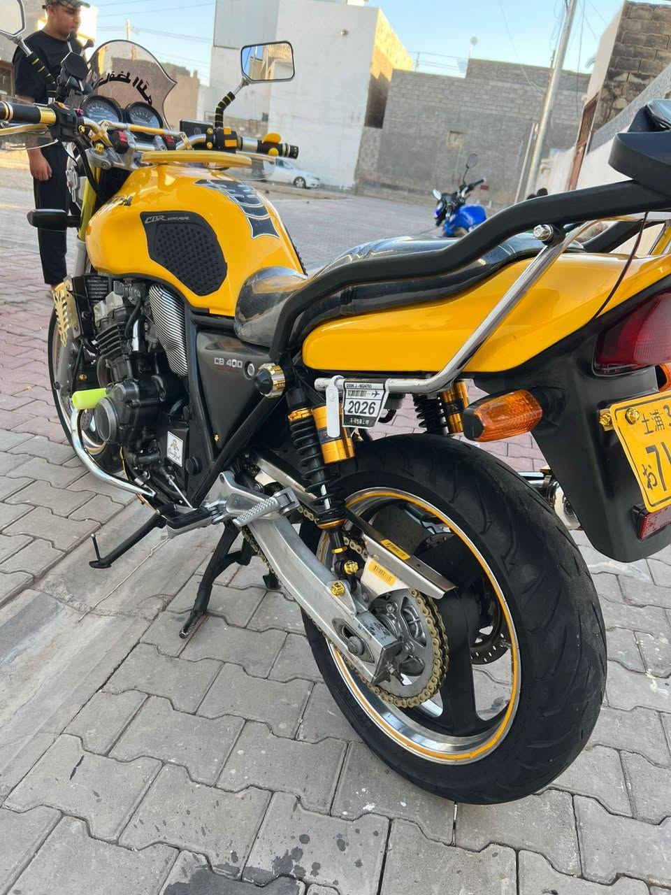 سلام عليكم  
CB400 
جيل اول 16 ولف  كفاله عامه بعدهه عله وضع شركه متصرف عليها لو ربع مال رمبه 
  بدون اوراق وبدون رقم 
 (( السعر 18 ونص ))
 عنوان رمادي تاميم ***********
