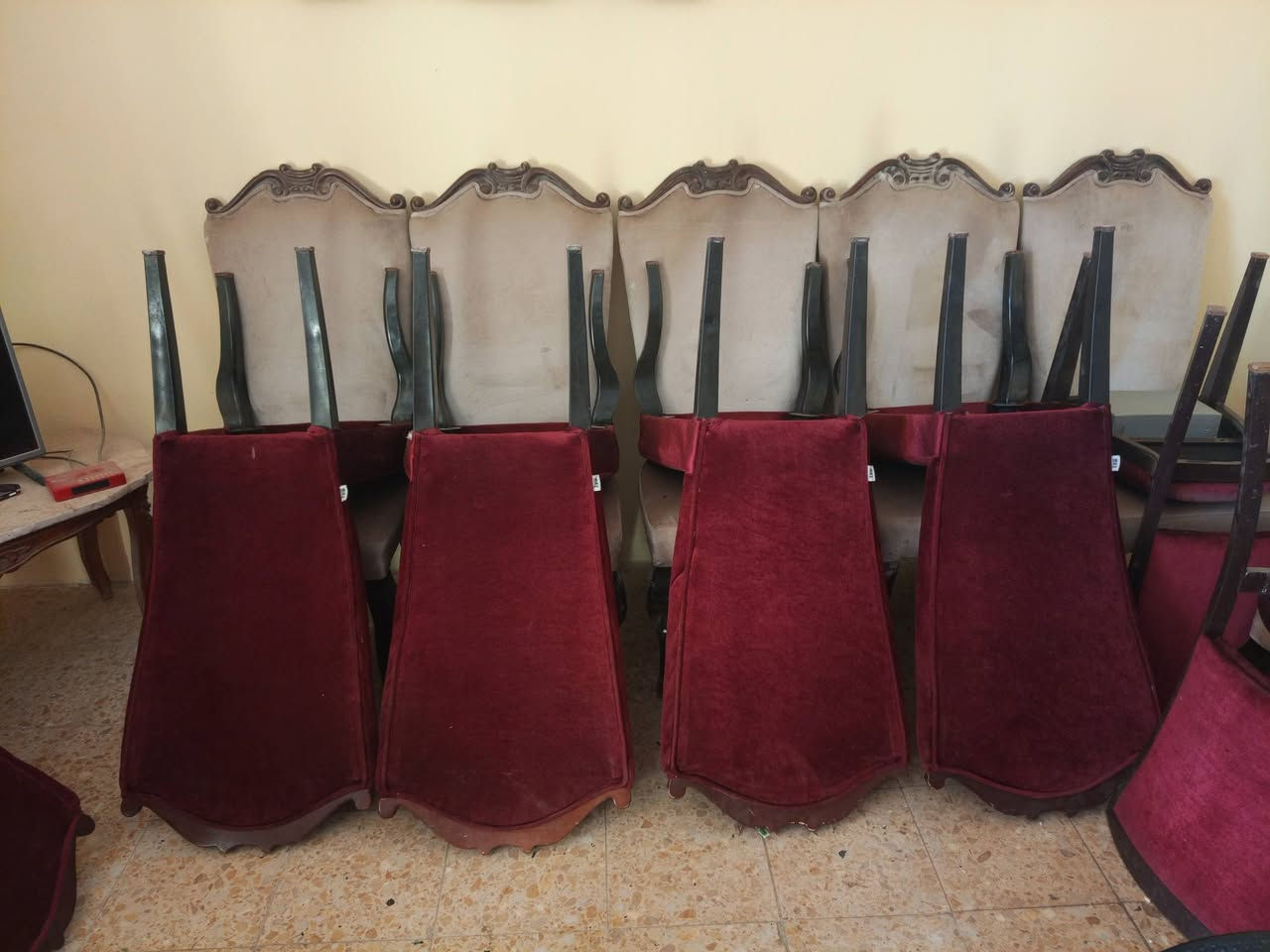 سلام عليكم عندي كراسي وميوزه للبيع عدد 400 كرسي ***********.   ***********
