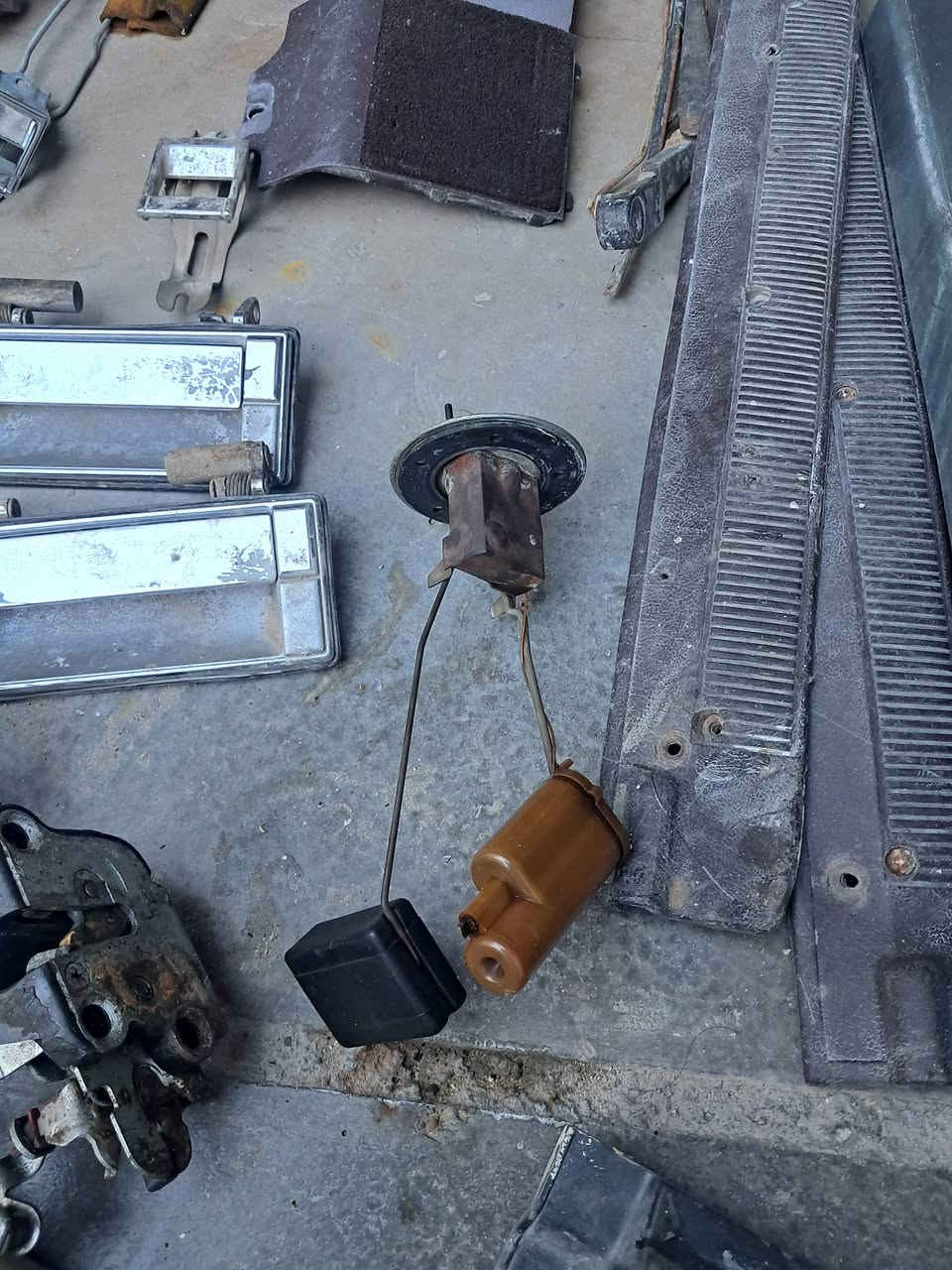 غراض سوبر 85 للبيع  *********** جام اربع بيبان كيلونات اربع بوب فج ابريك أمامي مرايه  داخليه ساعة دشبول  حصان كير عطر دعبول ماطور ماسحات كلوب  تنته    طوافة بانزين  باب مؤسسه خلفي ايمن  لوي أمامي خلفي  يدات بوب أمامي خلفي  قبق سماعات دشبول
