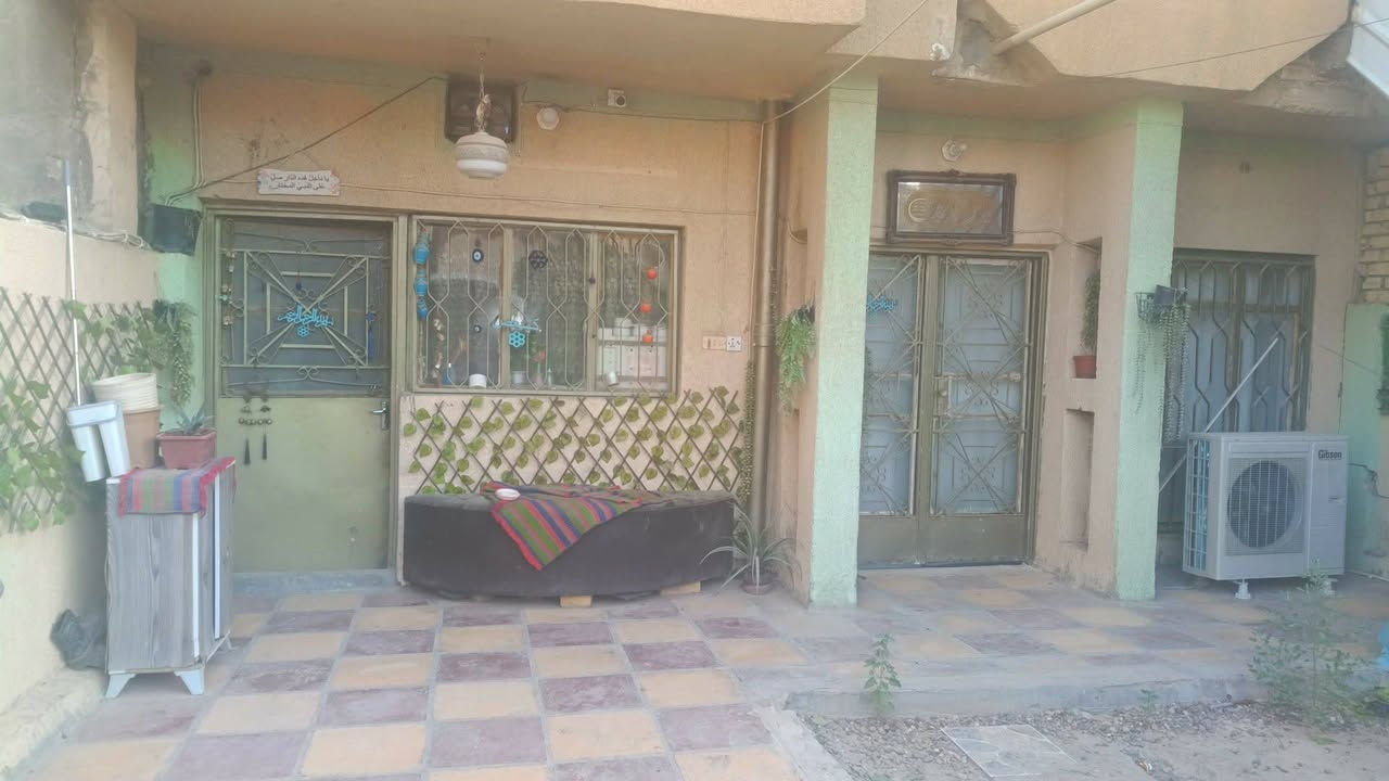 السلام عليكم بيت مساحه 150م كما موضح بصوره يتكون
الطابق الاول مطبخ أو صاله وغرفه نوم أو مجموعه صحيات داخليه والمنور ورى البيت هم بي صحيات
الطابق الثاني معزول كذلك صاله وغرفه نوم أو مطبخ أو صحيات ودرج خارجي وباب 
للاستفسار الاتصال  *********** علي
*********** اياد
