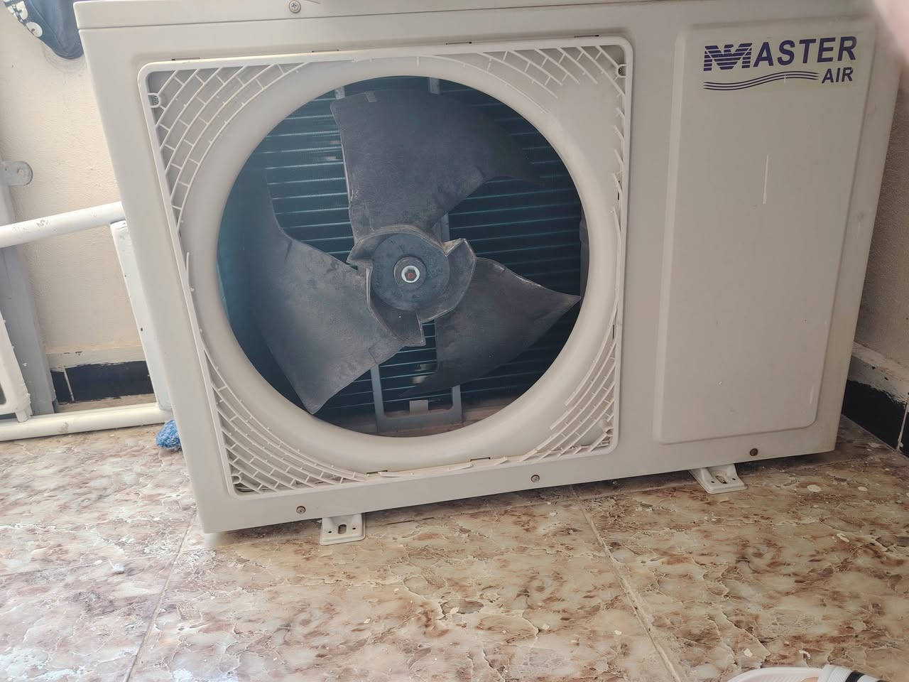 للبيع: سبلت Master Air حجم 2 طن.
الحالة: جيد جداً، مستعمل 3 مواسم فقط، شغال وبشرط التبريد.
الوضع: مفكوك وجاهز للنقل مع كافة ملحقاته وأسلاكه الريموت الاصلي، حتى غاز مايحتاج. 
السعر: 350 ألف دينار (بيه مجال بسيط)


**إذا كنت صاحب هذا الإعلان وتريد حذفه لأي سبب، رجاءا أرسل رسالة إلى الدعم الفني**