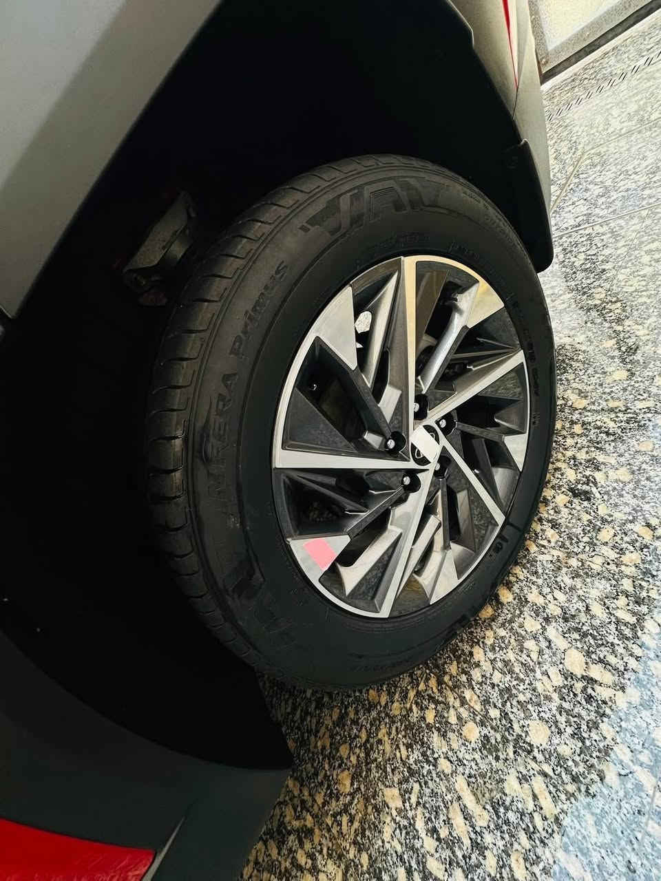 توسان ٢٠٢٤خليجي ماشيه٤٢الف للبيع سياره جديده ومناقصه كلشي فول عده الفتحه سياره بيه خشم الجاملغ  لامامي شويه رش  وربع الباب الخلفي اثر طخه بسيطه سياره كفاله من كلشي مكان سياره بغداد الكاظميه لاستفسار ***********غير متواجد عل الماسنجر سعره ١٨٩$ وسونار سياره موجود
