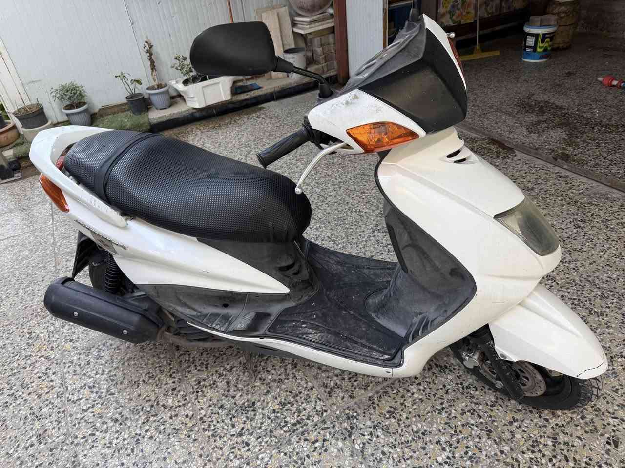 السلام عليكم
سكنس نثية ١١٠ ياباني
دراجة نضيفة خير من الله شلعة ومعدل
مابيها اي نقص مكينتها مكفولة 
مكاني بغداد البلديات رايدها ١٠٠٠(مليون) وبيها مجال
***********
